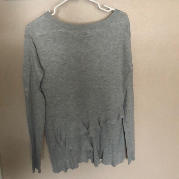 Chelsea 28 gray sweater with ruffle back size M - Picture 2 of 4
